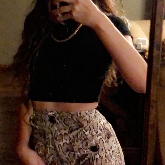 Small Snake Skin trendy high waisted shorts - Picture 2 of 2